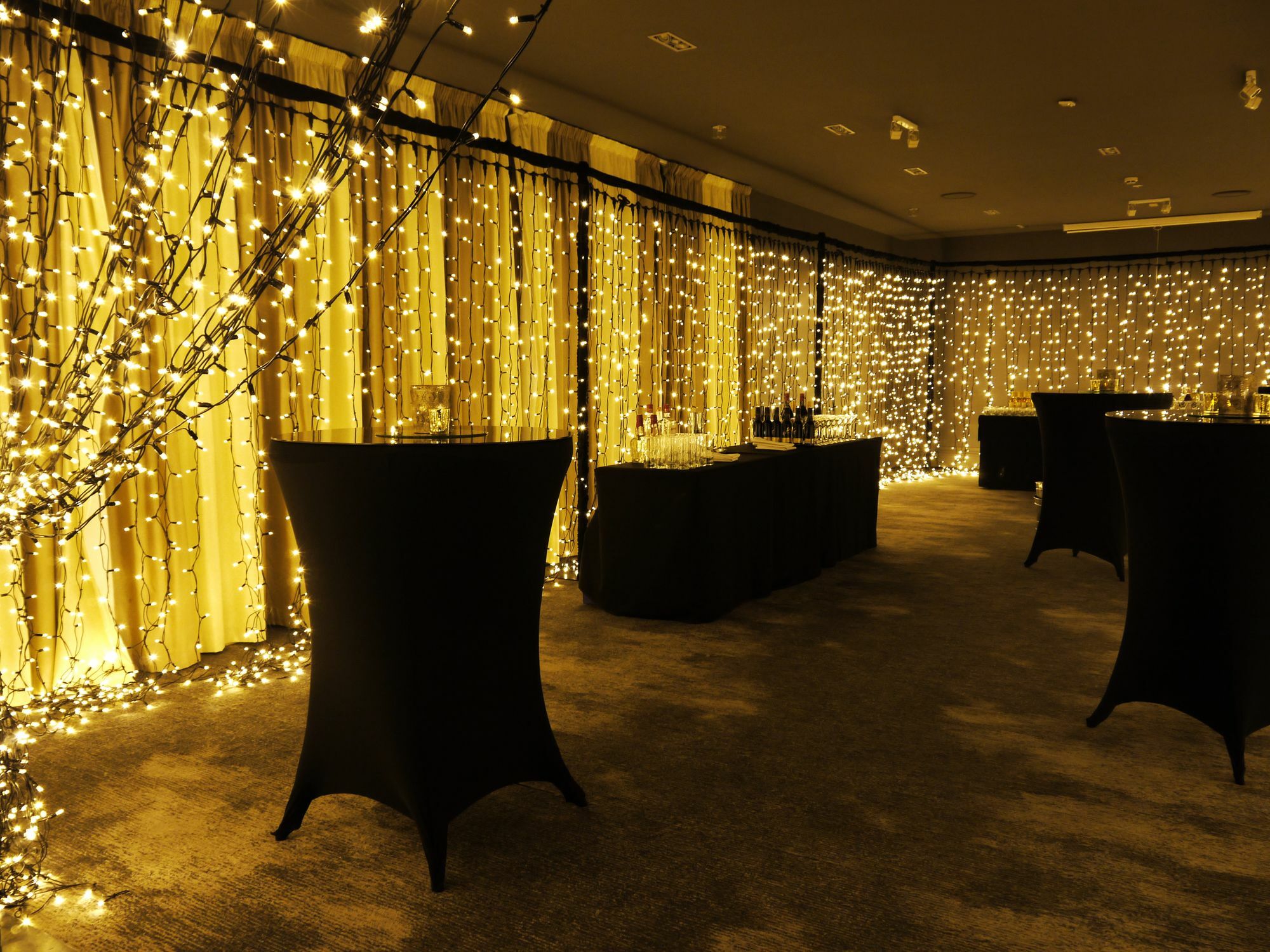 ולינגטו Museum Apartment Hotel, Independent Collection By Evt מראה חיצוני תמונה A curtain of LED fairy lights